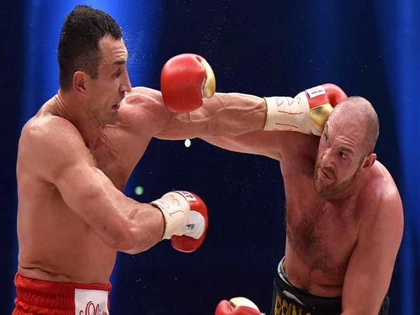 Tyson Fury hạ đo ván Wladimir Klitschko.
